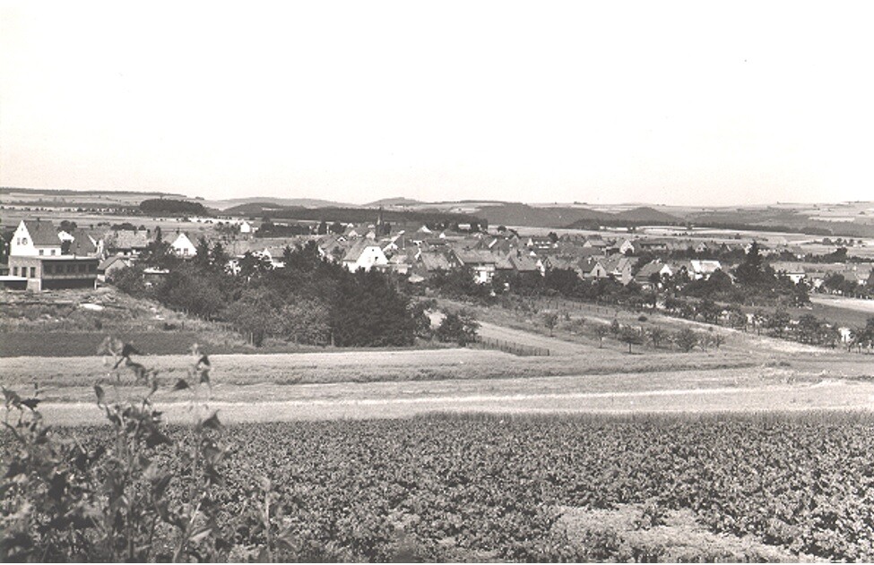 Ausschnitt aus einer historischen Postkarte, Blick von Süden auf die Ramsteinerstraße in Mackenbach (um 1965)