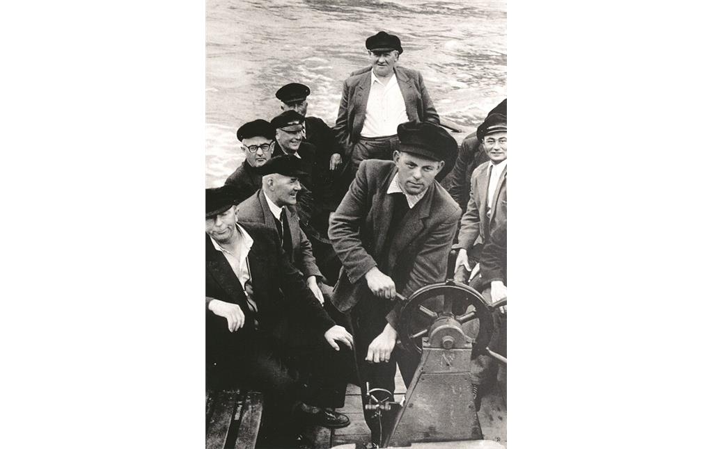 Kauber Lotsen im Versetzboot auf dem Rhein (1950er Jahre)