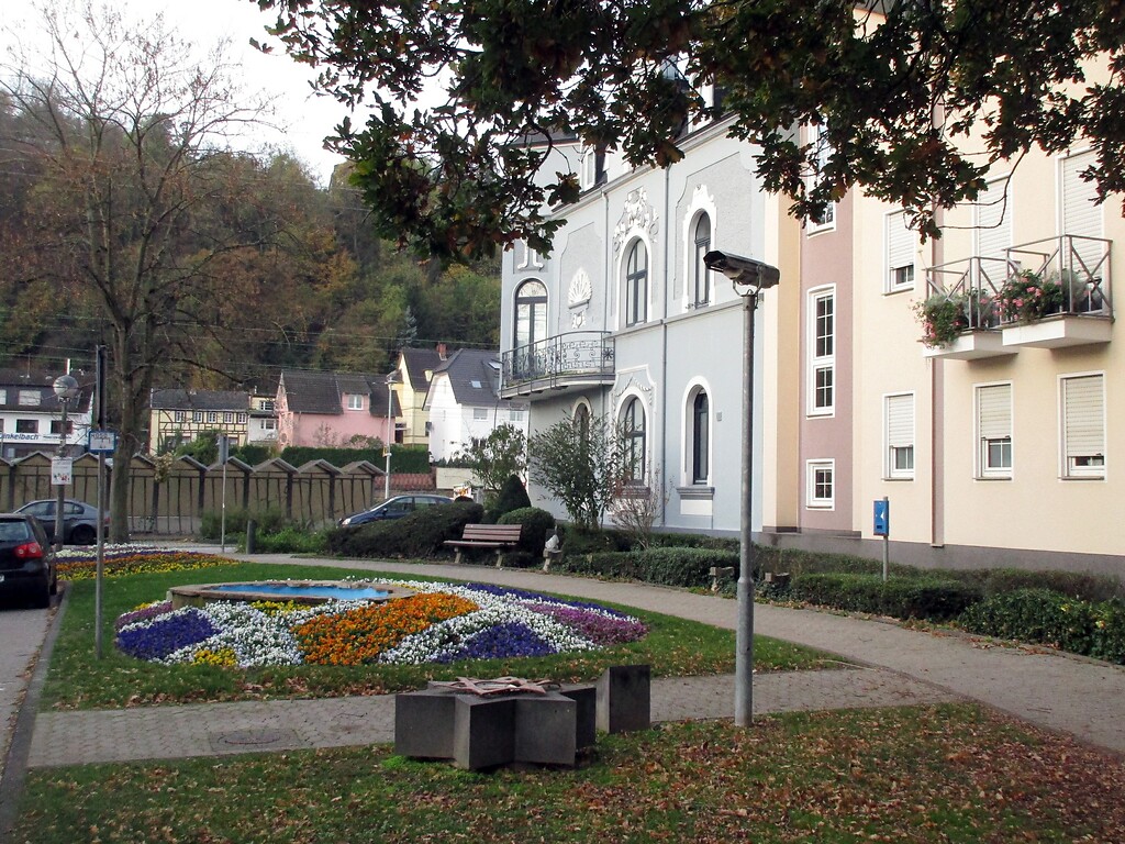 Der Römerplatz in Remagen, im Vordergrund die zwei Gedenksteine für die jüdische Gemeinde und die 1938/1945 zerstörte Synagoge (2020).