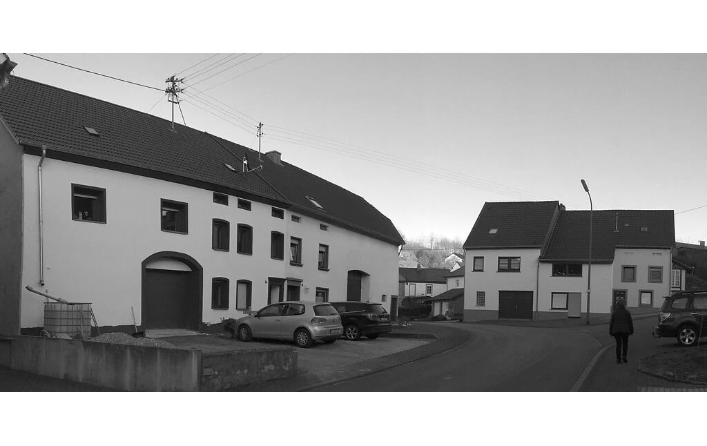 Die historischen Häuser Bäsch (links) und Dellwes (rechts) am Dorfplatz in Berglicht, Ortsteil Licht, in saniertem Zustand (2022)