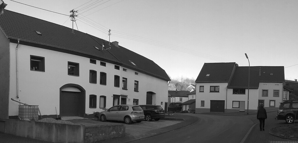 Die historischen Häuser Bäsch (links) und Dellwes (rechts) am Dorfplatz in Berglicht, Ortsteil Licht, in saniertem Zustand (2022)