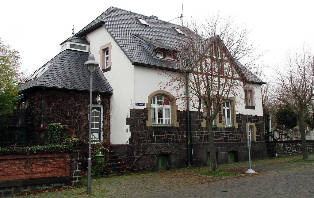 Ein heute als Wohnhaus genutztes früheres Betriebsgebäude des ehemaligen Bahnhofs in Polch (2022).