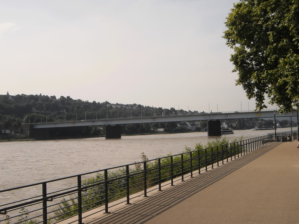 Blick auf die über den Rhein führende Pfaffendorfer Brücke in Koblenz (2014).