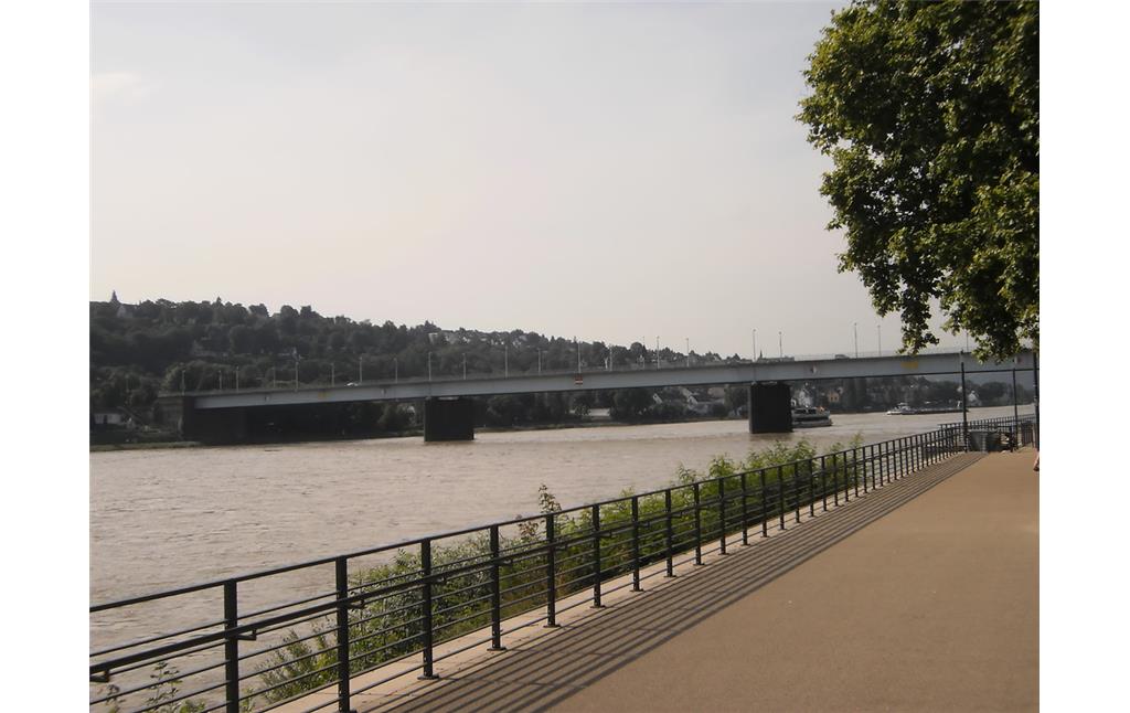 Blick auf die über den Rhein führende Pfaffendorfer Brücke in Koblenz (2014).
