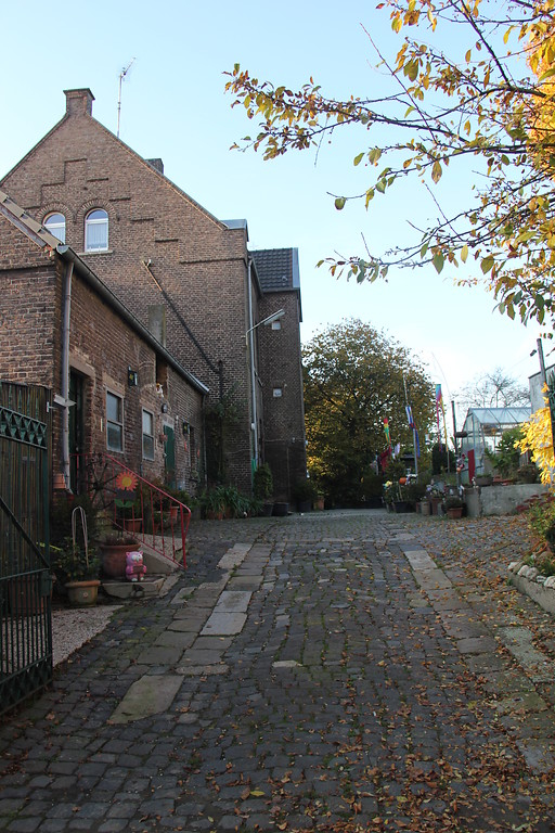 Straße in Kleve-Schenkenschanz, nordwestlich der Kirche (2015).