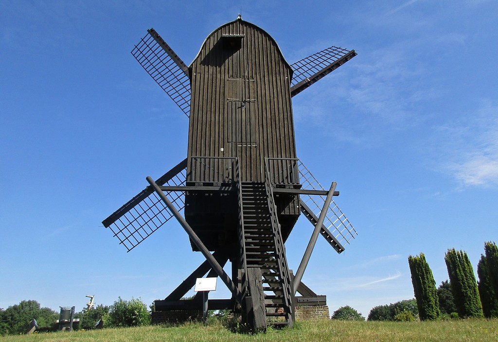 Rückwärtige Ansicht der Kastenbockmühle "Tönisberger Mühle" in Kempen-Tönisberg (2017).