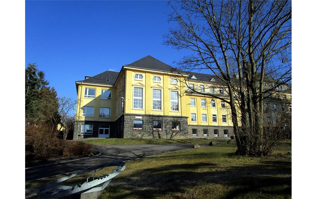 Jugendhilfezentrum Bernardshof bei Mayen, Teilansicht des Hauptgebäudes (2015)