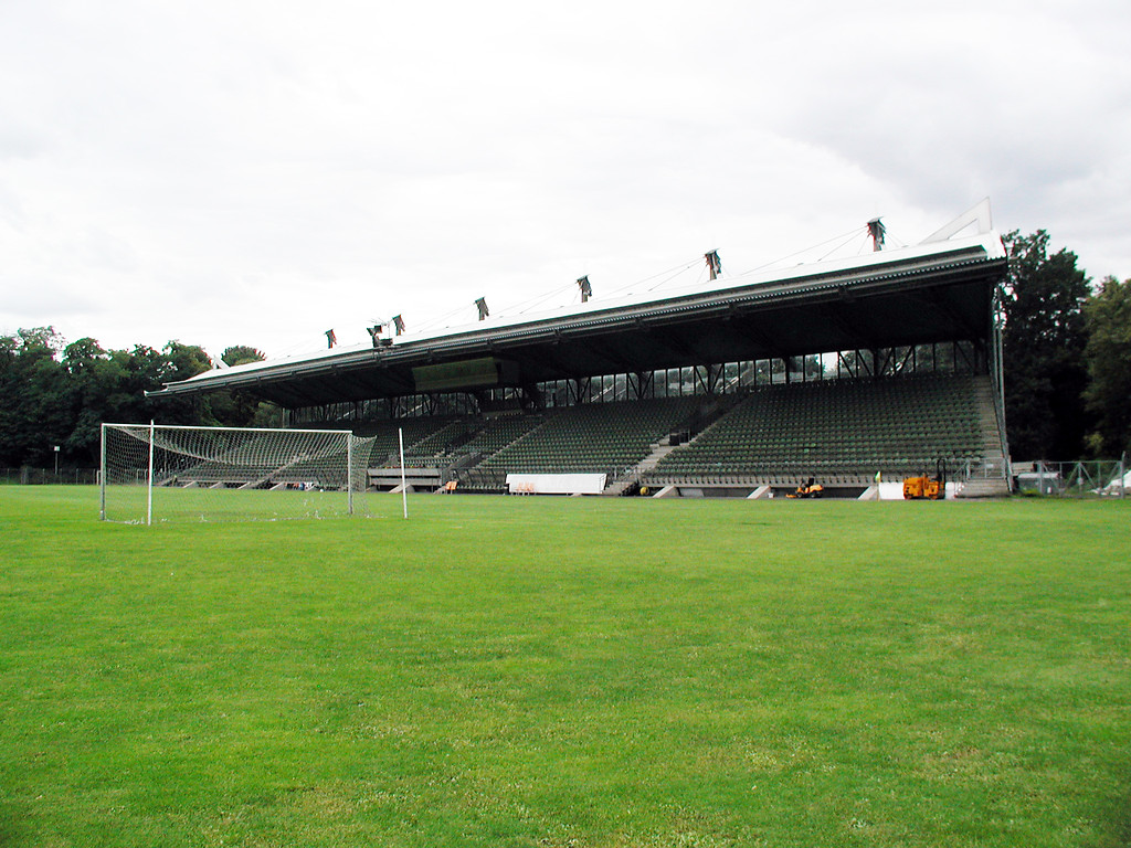 Haupttribüne des Stadions im Sportpark Höhenberg in Köln (2008)