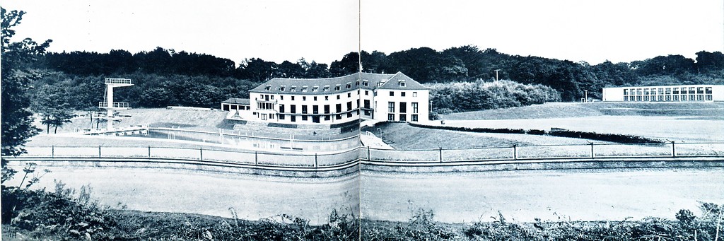 Blick von der Sövener Landstraße auf die gegenüberliegende Sportschule Hennef, Ansicht von Westen (Aufnahme vor 1955).
