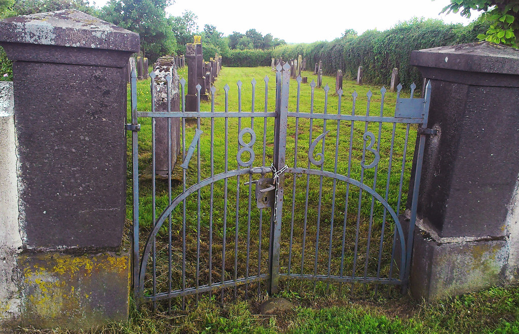 Eingangspforte zum jüdischen Friedhof in Binningen mit den metallenen Lettern "1863" (2013)