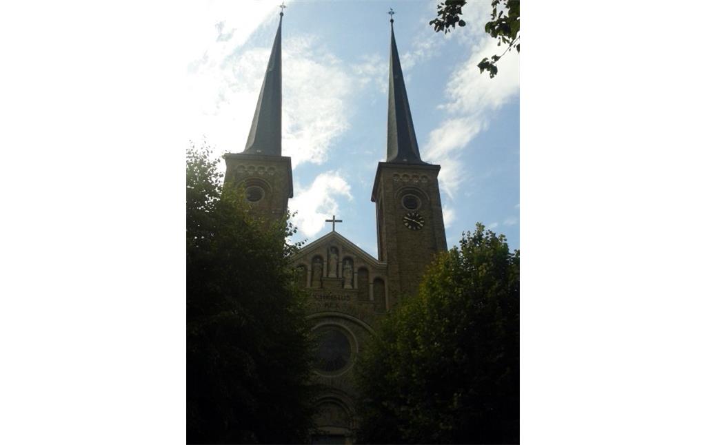 Ostansicht der katholischen Pfarrkirche St. Servatius mit den zwei Kirchtürmen in Güls in Koblenz (2014)