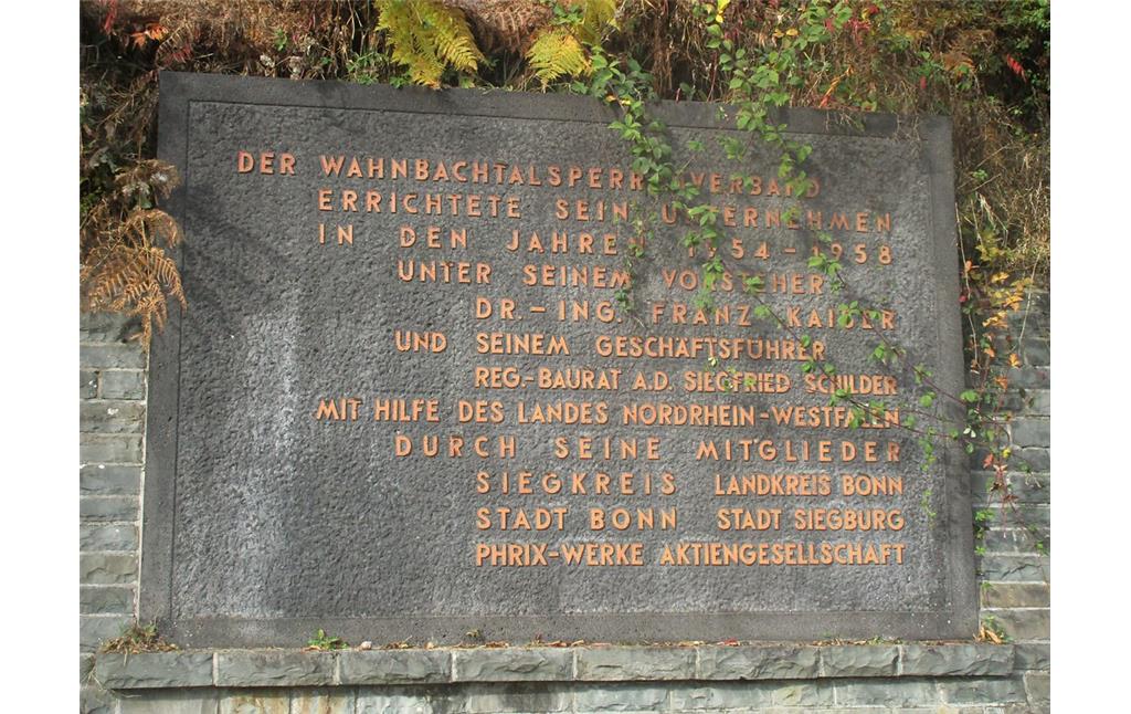 Anlässlich der Errichtung der Wahnbachtalsperre 1954-1958 errichtete steinerne Tafel, die die am Bau beteiligten Personen und Institutionen aufführt (2016).