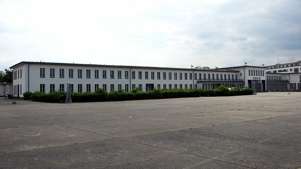 Das Empfangsgebäude des Flughafens Butzweilerhof in Köln-Ossendorf, Blick vom Rollfeld aus (2015).