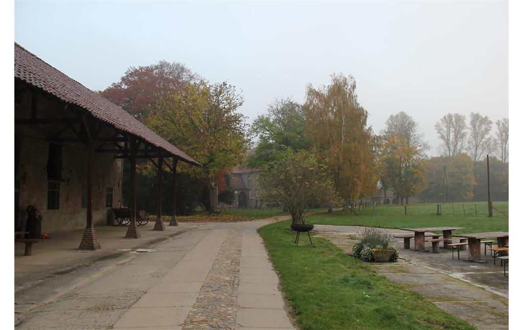 Das Klostergelände von Graefenthal mit der Remise, dem Klausurgebäude, der ehemaligen Klosterkirche sowie der Klostermauer im Hintergrund (2012).
