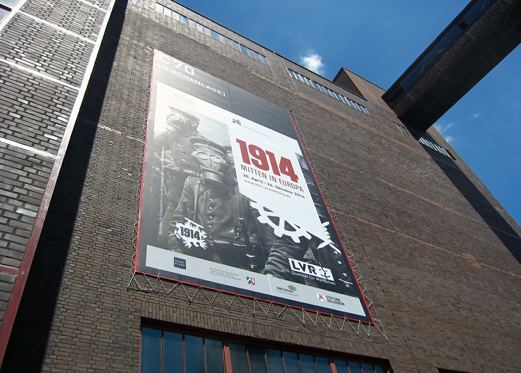 Südliche Fassade der Mischanlage der Kokerei Zollverein in Essen-Stoppenberg zum Zeitpunkt der hier stattfindenden LVR-Verbundausstellung "1914 - Mitten in Europa" (2014)