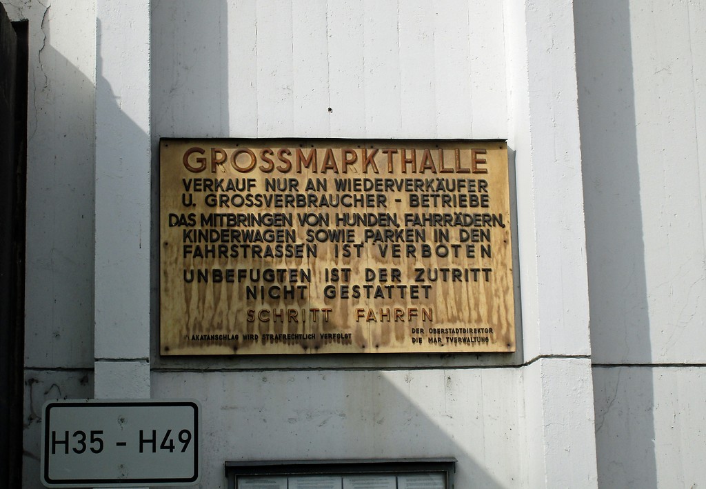 Köln-Raderberger Großmarkt: Schild am Eingang an der Ostseite der historischen Markthalle (2016).