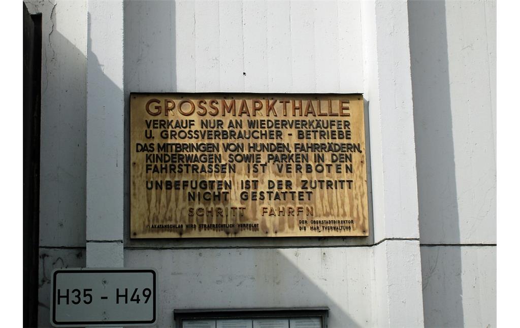 Köln-Raderberger Großmarkt: Schild am Eingang an der Ostseite der historischen Markthalle (2016).