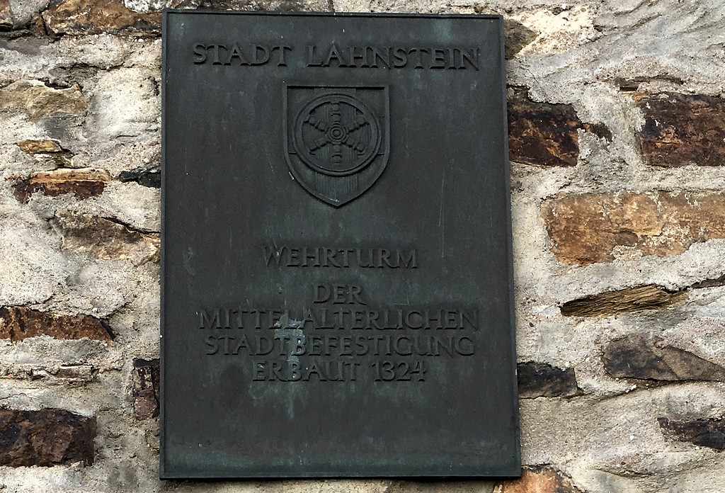 Inschriftentafel am kleinen Wehrturm in Oberlahnstein (2016)