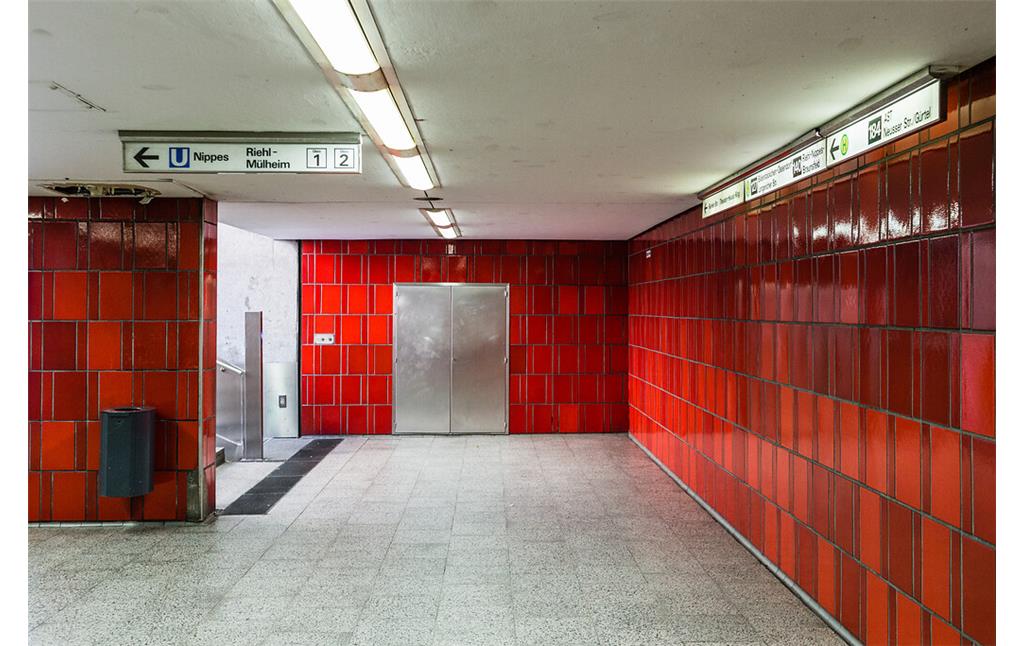 U-Bahn-Aufgang am Kölner Ebertplatz (2018)