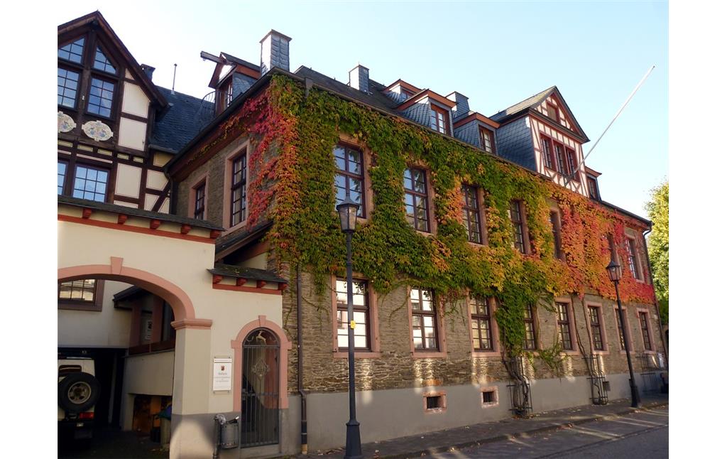 Wohnhaus in der Rathaushausstraße 1 in Oberwesel (2016): Im Norden stößt an das Haus ein rundbogiges Portal aus rotem Sandstein mit der Jahreszahl 1629 an.