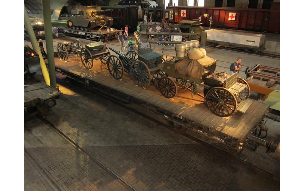 Flachwagen mit militärischem Gerät aus der Zeit des Ersten Weltkrieges (2 Lafetten, Küchenwagen). Ausstellung im Nederlands Spoorwegmuseum, Utrecht (2013)