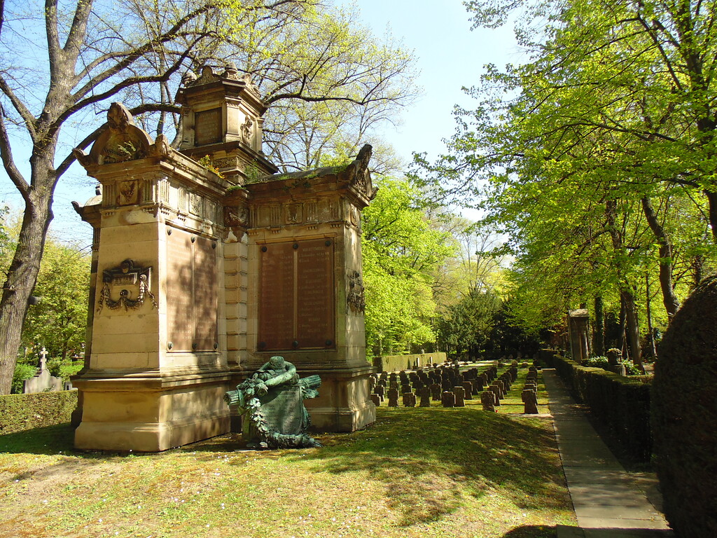 Kriegsgräberfeld V1 mit Kriegerdenkmal und Soldaten-Grabmal von 1870/71 im Vordergrund. Dahinter gliedern sich jeweils das Gräberfeld mit Opfern des Zweiten und Ersten Weltkriegs an (2020)