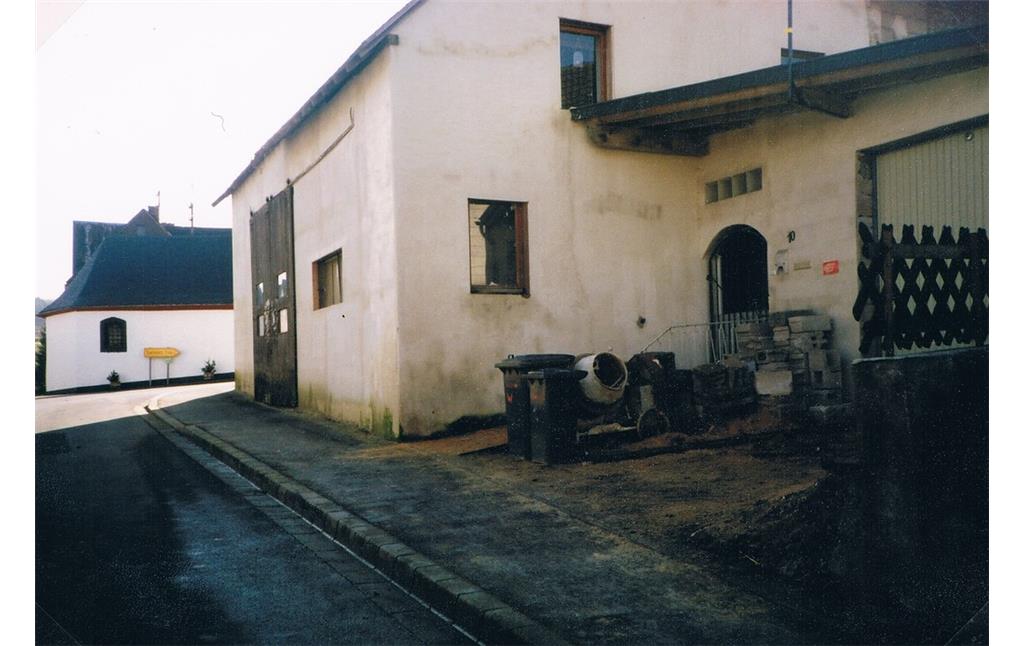Ansicht des Geburtshauses der Gertrud Feiler, genannt Traud, von der Hauptstraße aus, kurz vor dem Abriss im Jahr 2007 (2007)
