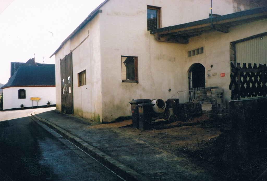 Ansicht des Geburtshauses der Gertrud Feiler, genannt Traud, von der Hauptstraße aus, kurz vor dem Abriss im Jahr 2007 (2007)