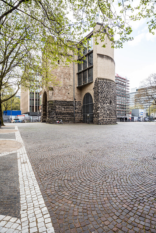 Seitenansicht des Hahnentors am Rudolfplatz in Köln (2021)