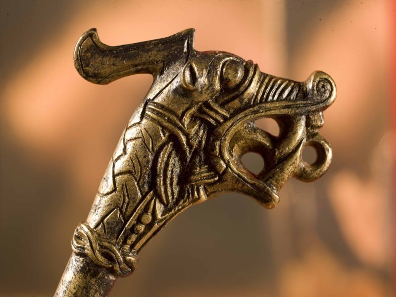 Gewandnadel mit Drachenkopf aus Haithabu