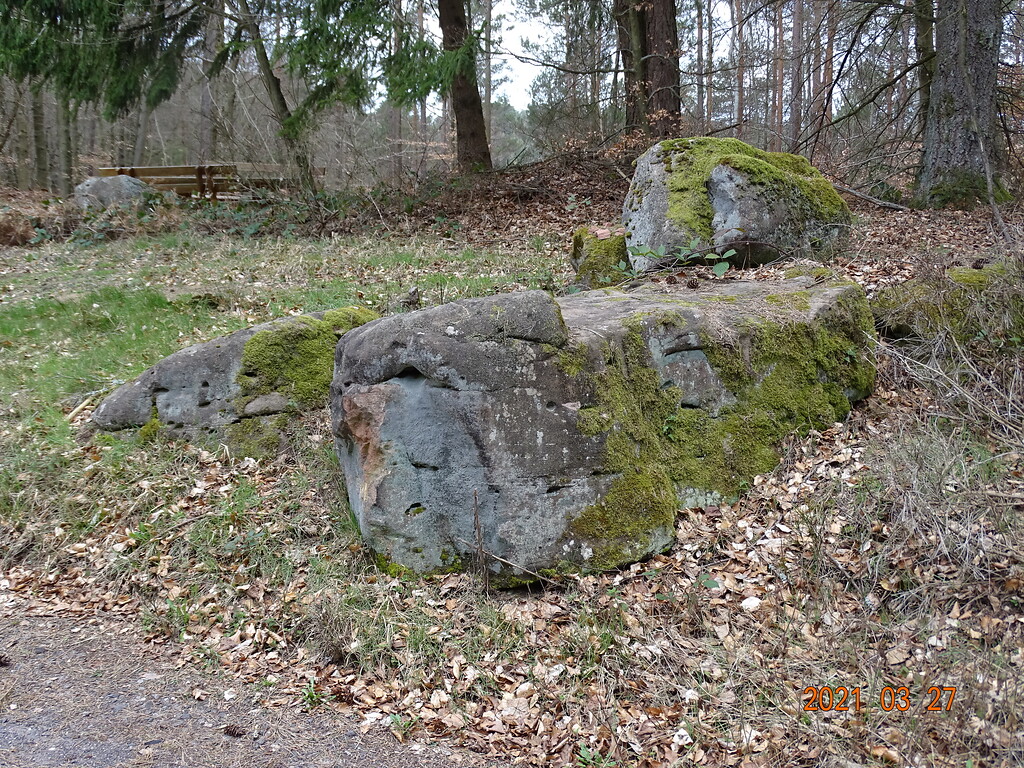 Ritterstein Nr. 83 "Boll" südöstlich von Iggelbach von Osten (2021).