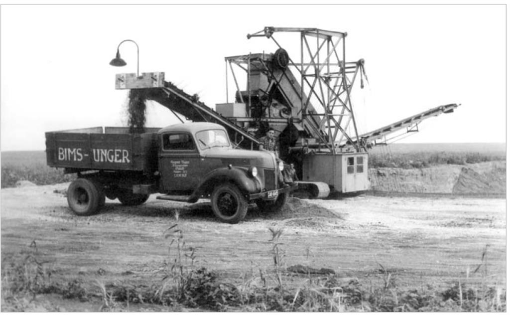 Eimerketten-Bagger der Marke Weserhütte der Plaidter Firma August Unger beim Beladen eines Ford-BB (1949/1950)