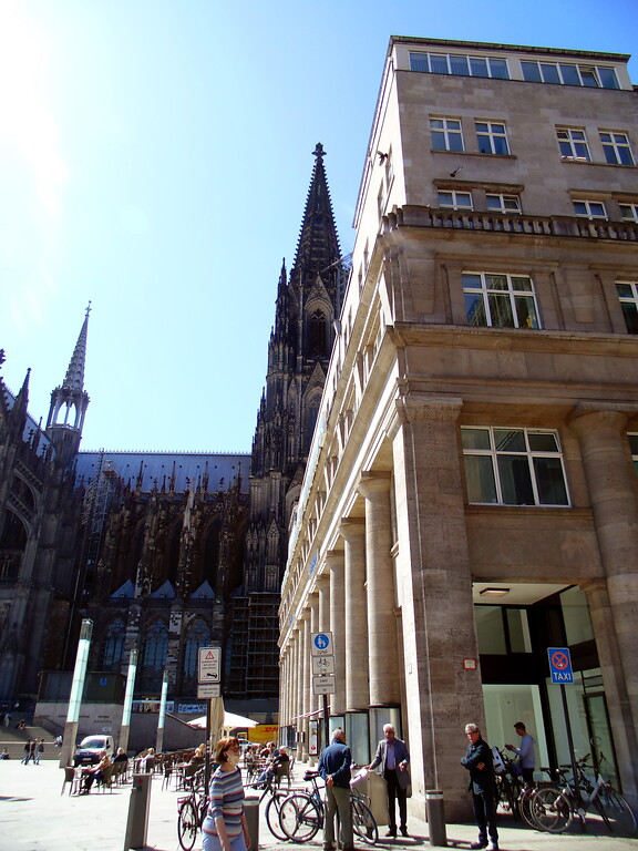 Blick vom Bahnhofsvorplatz auf das Deichmannhaus und auf die Nordseite des Kölner Doms in der Altstadt-Nord (2020).