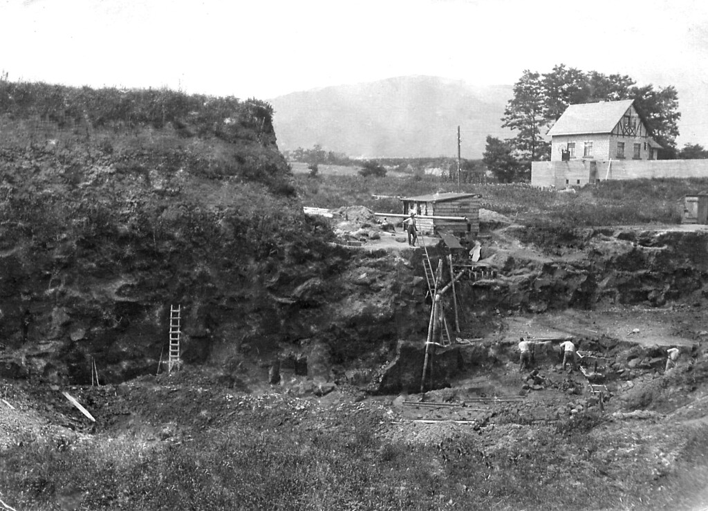 Blick auf die Grube Haans Loch in Plaidt, in der Tuffstein im Tagebau gewonnen wurde (1911)
