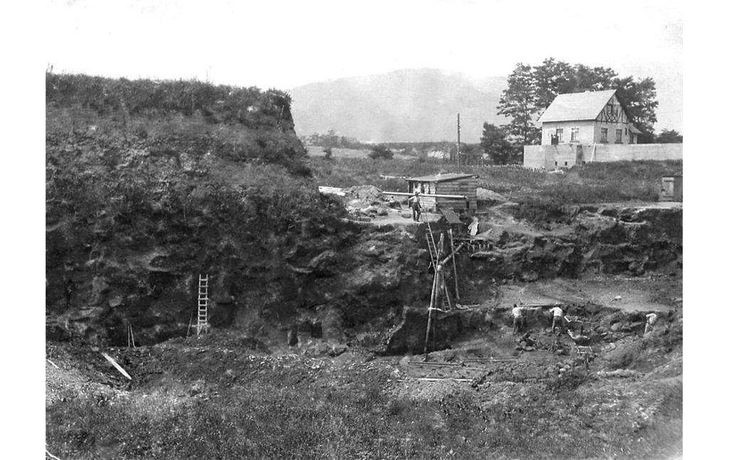 Blick auf die Grube Haans Loch in Plaidt, in der Tuffstein im Tagebau gewonnen wurde (1911)