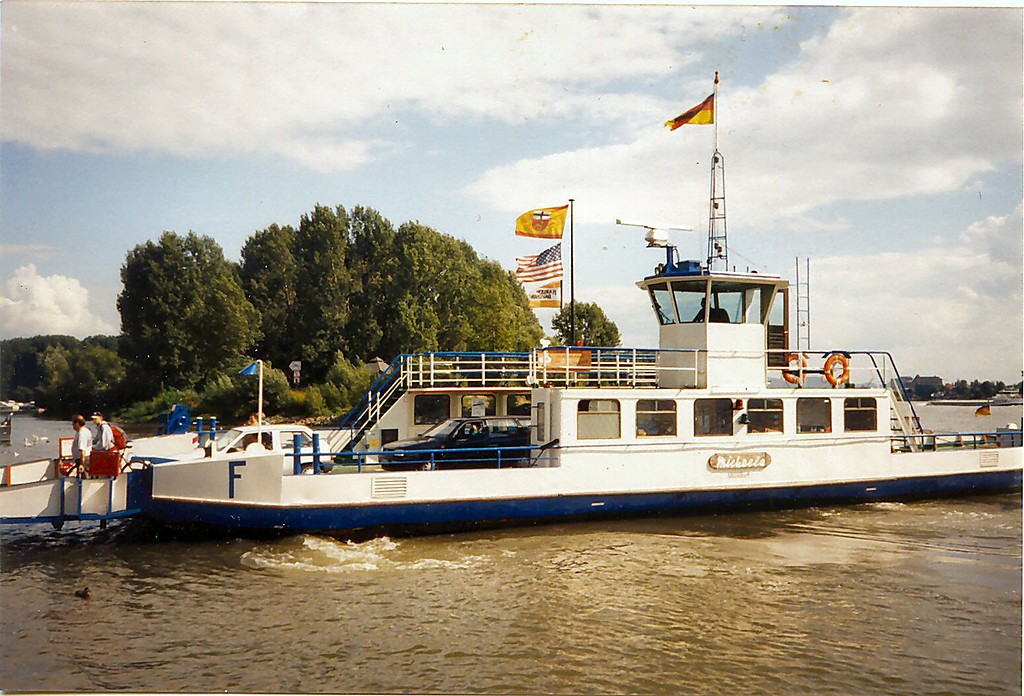 Das Fährboot "Michaela" der Rheinfähre zwischen Mondorf und Graurheindorf auf der Mondorfer Rheinseite (1995).