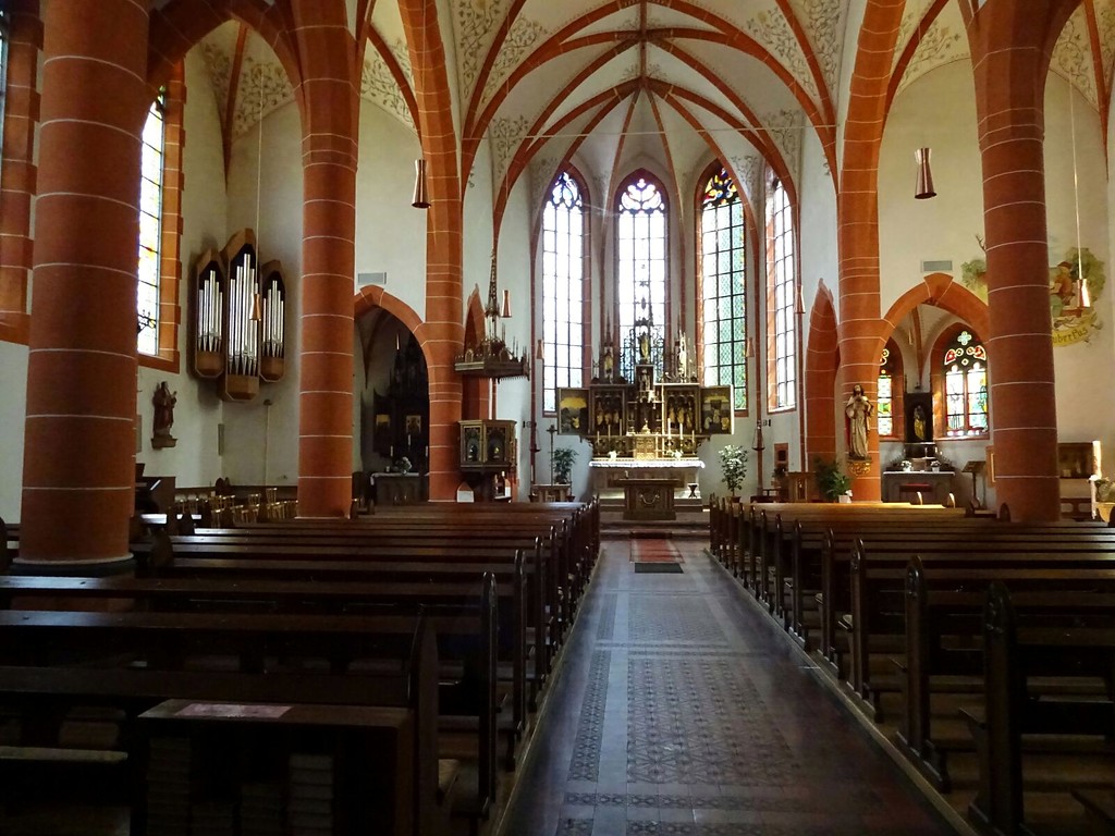 Innenansicht der Katholischen Pfarrkirche St. Hubertus in Nonnweiler (2016)