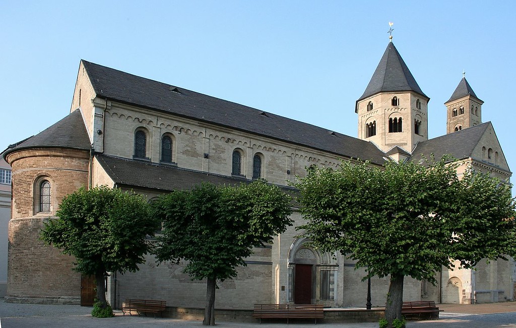 Ansicht der Südseite der Basilika der 1802 aufgehobenen Prämonstratenserabtei Knechtsteden bei Dormagen (2006).