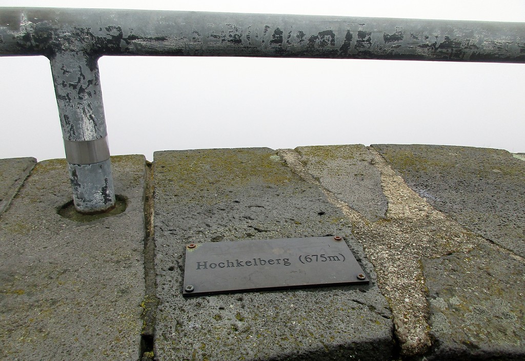 Hinweis auf die Aussicht in Richtung des Bergs "Hochkelberg (675m)" auf dem Kaiser-Wilhelm-Turm auf der Hohen Acht (2018).
