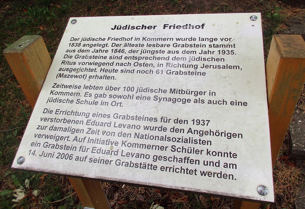 Informationstafel am Eingang zum jüdischen Friedhof Kommern am Prinzenweg (2020).