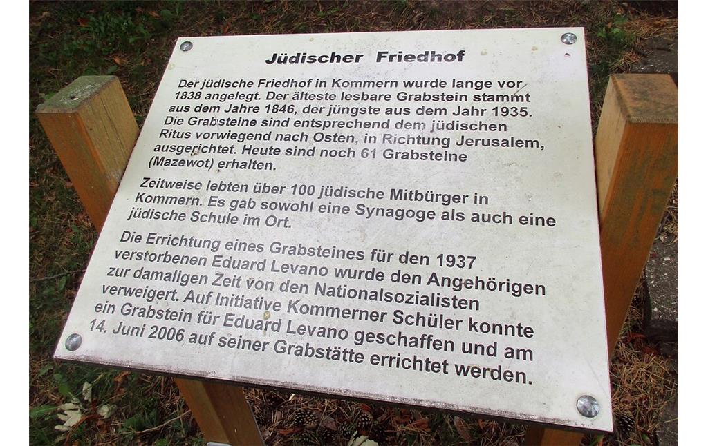 Informationstafel am Eingang zum jüdischen Friedhof Kommern am Prinzenweg (2020).