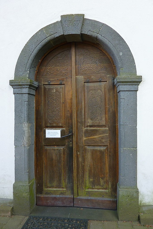 Das hölzerne Eingangsportal der Waldkapelle zur schmerzhaften Muttergottes in Kaisersesch (2011). Im Schlussstein ist deutlich die Jahreszahl "1769" zu erkennen.
