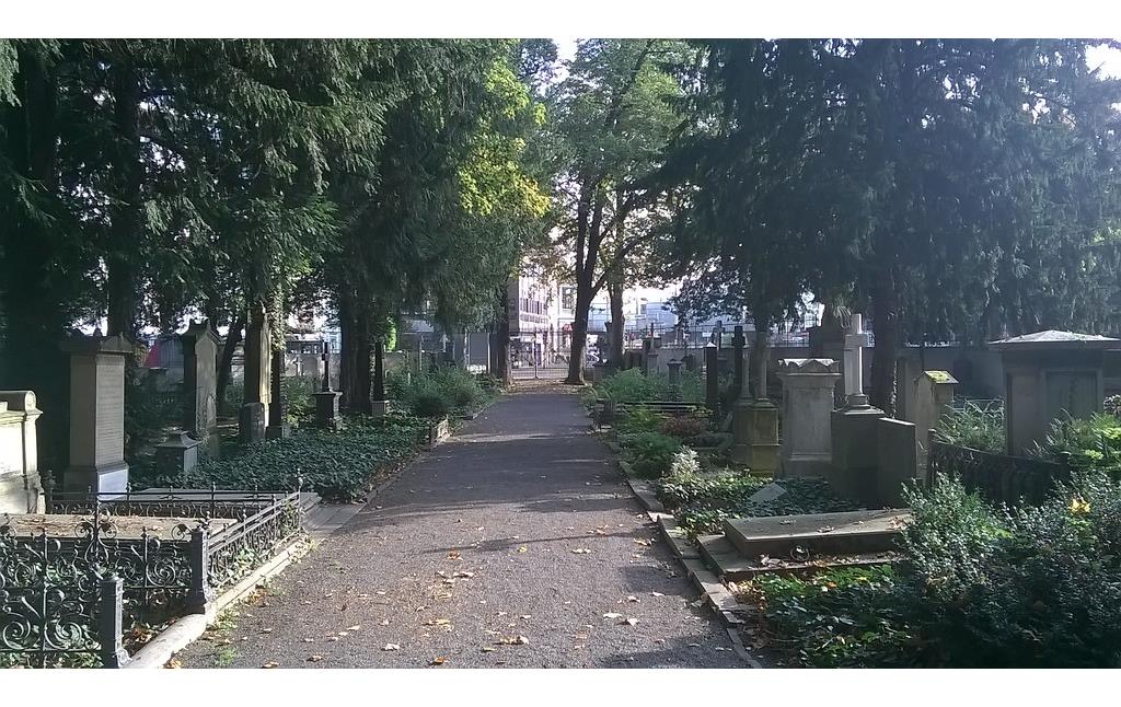 Hauptfriedhofsweg in Richtung Osttor, sowie Gräber und Grabmale auf dem Alten Friedhof in Bonn-Nordstadt (2014).