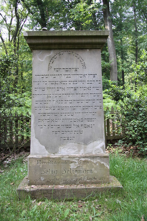 Der Grabstein Nr. 4 des Jitzchak bar Joseph (Seligmann) auf dem jüdischen Friedhof am Blomericher Weg in Ratingen (2011).