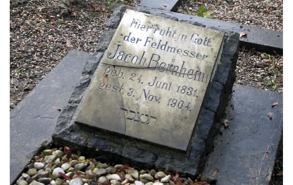 Grabstein auf dem jüdischen Friedhof am Weinberg in Wuppertal-Elberfeld (2014).