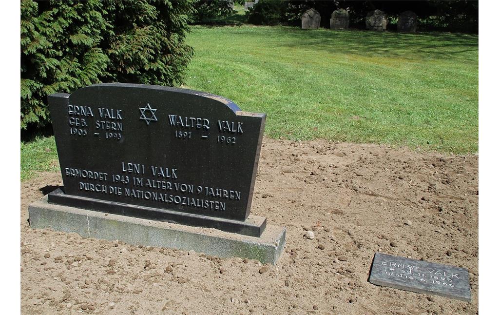 Grab- und Gedenksteine der Familie Valk auf dem neuen jüdischen Friedhof in Goch verweisen möglicherweise auf dortige Bestattungen 1975 oder 1993 (Aufnahme 2016).
