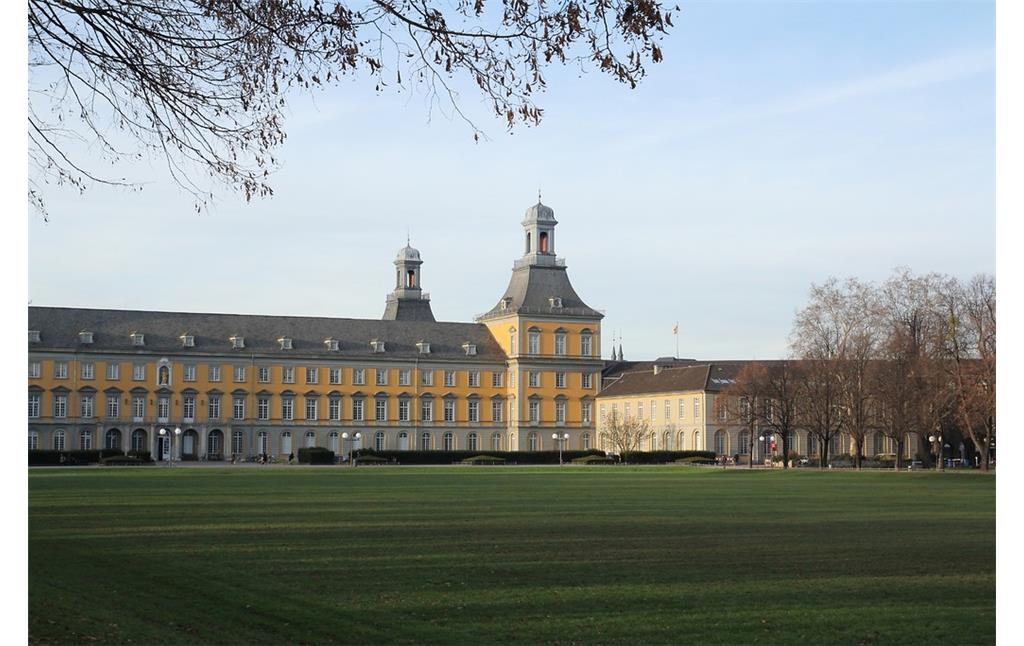 Hofgarten- und Küchenflügel des kurfürstlichen Schlosses in Bonn vom Hofgarten aus gesehen (2013)
