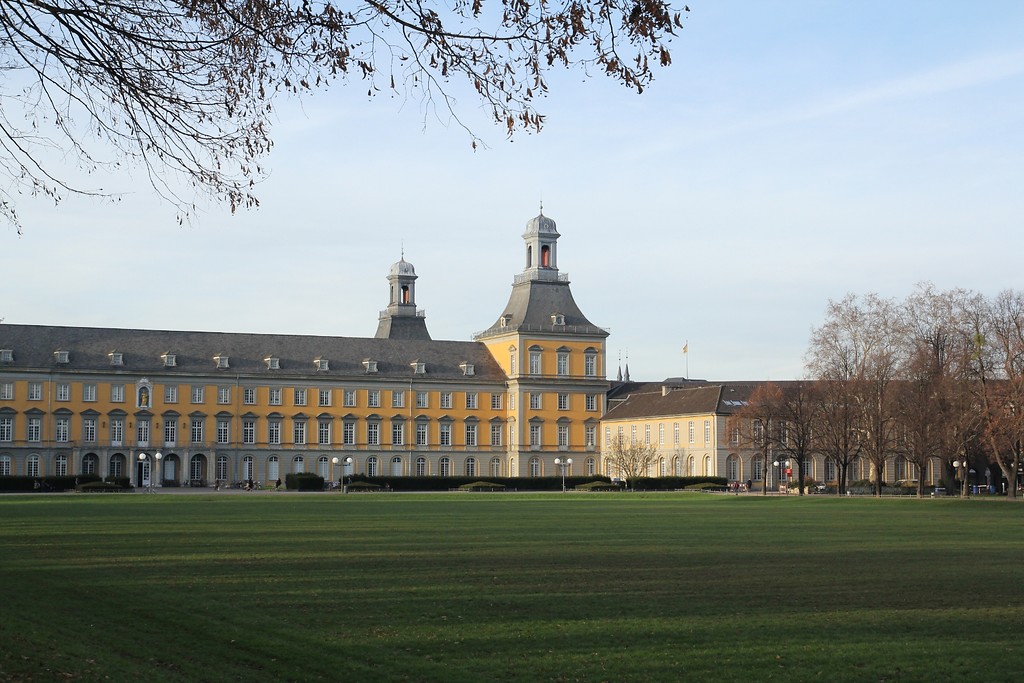 Hofgarten- und Küchenflügel des kurfürstlichen Schlosses in Bonn vom Hofgarten aus gesehen (2013)
