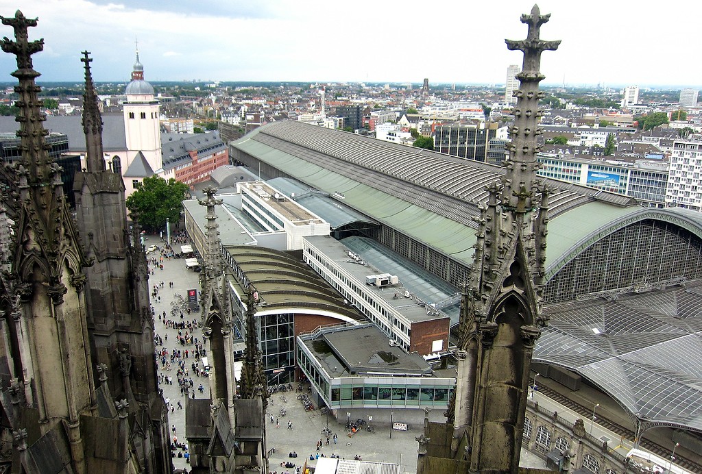 Kölner Hauptbahnhof und Bahnhofsvorplatz, Ansicht vom Dach des Kölner Doms aus (2014)