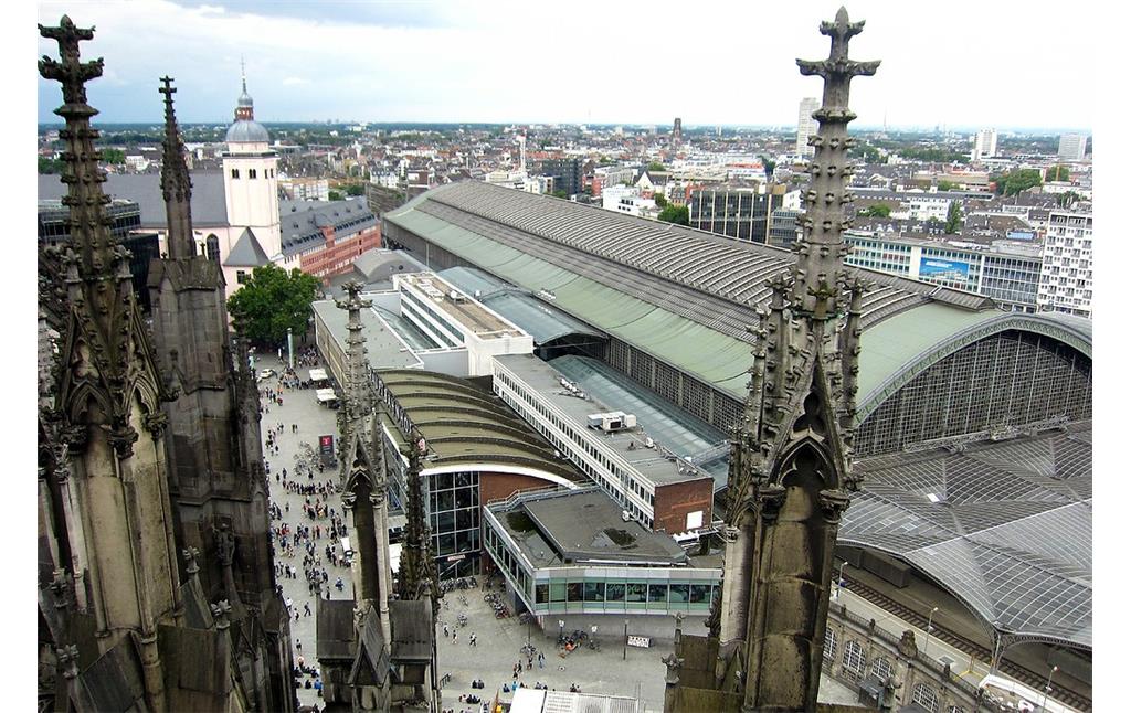 Kölner Hauptbahnhof und Bahnhofsvorplatz, Ansicht vom Dach des Kölner Doms aus (2014)